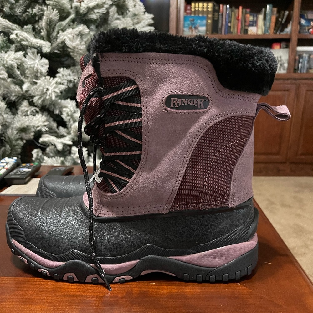 Women’s snow boots by Ranger beautiful light and dark purple with black fur